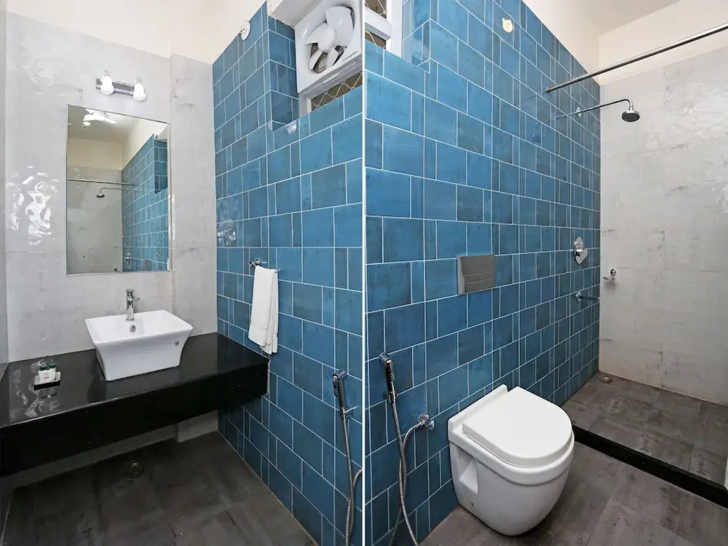 OYO 16768 Hotel Lotus Grand