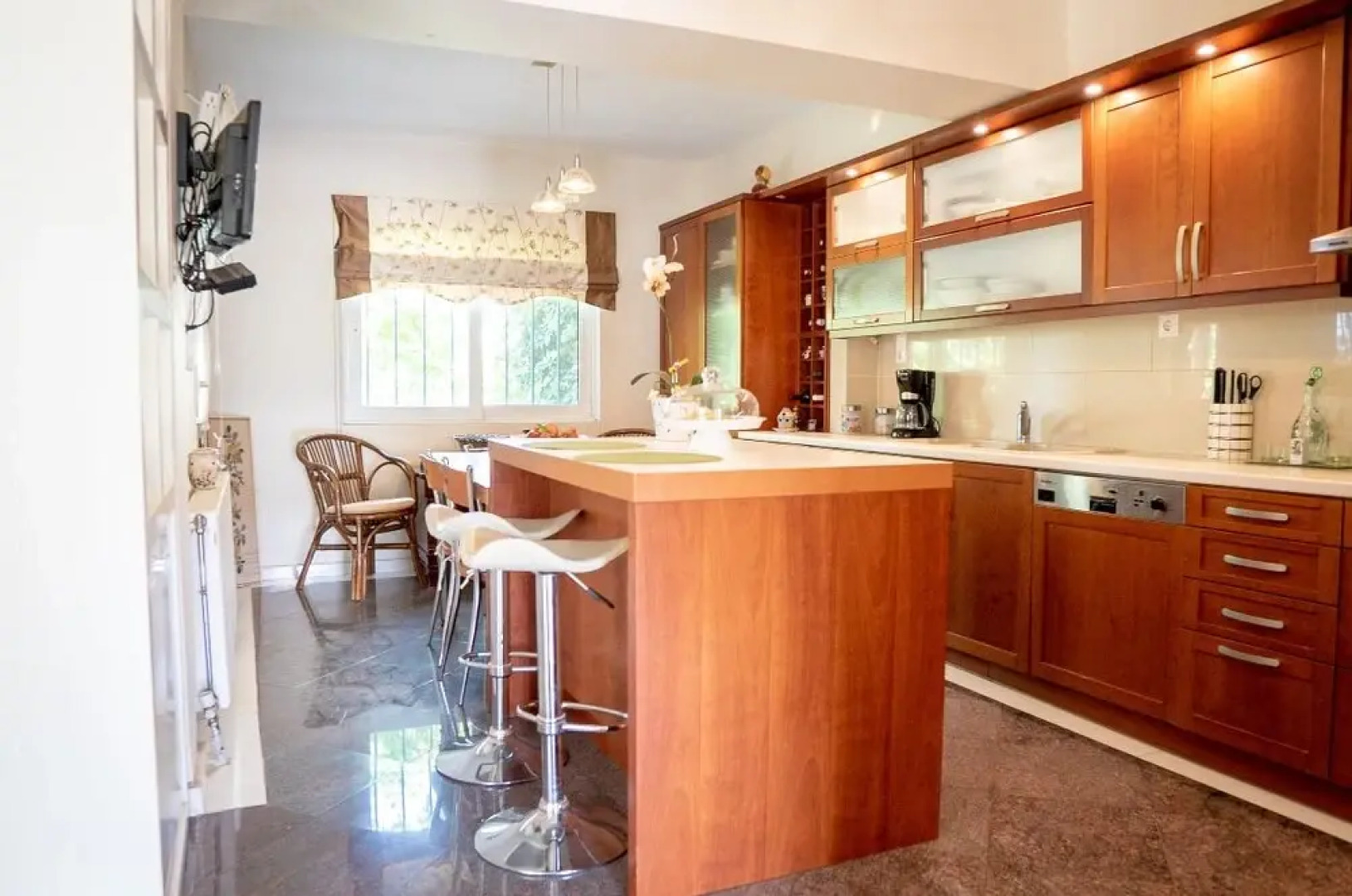 Gorgeous House in Vari