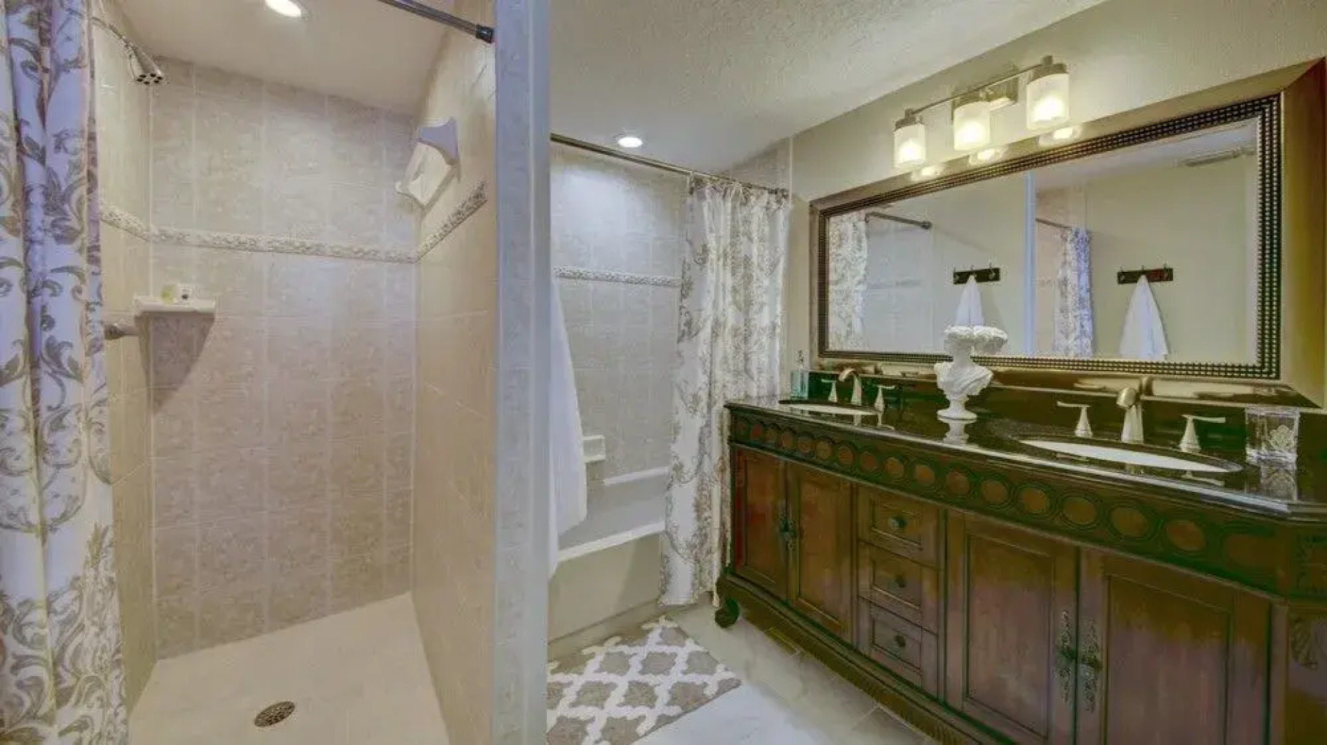 Royal Mansions Resort