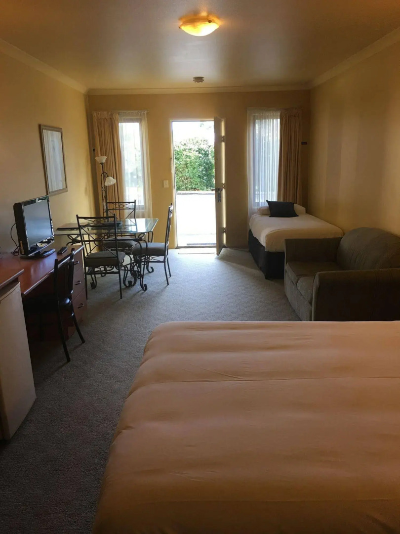 Hopkins House Motel & Apartments