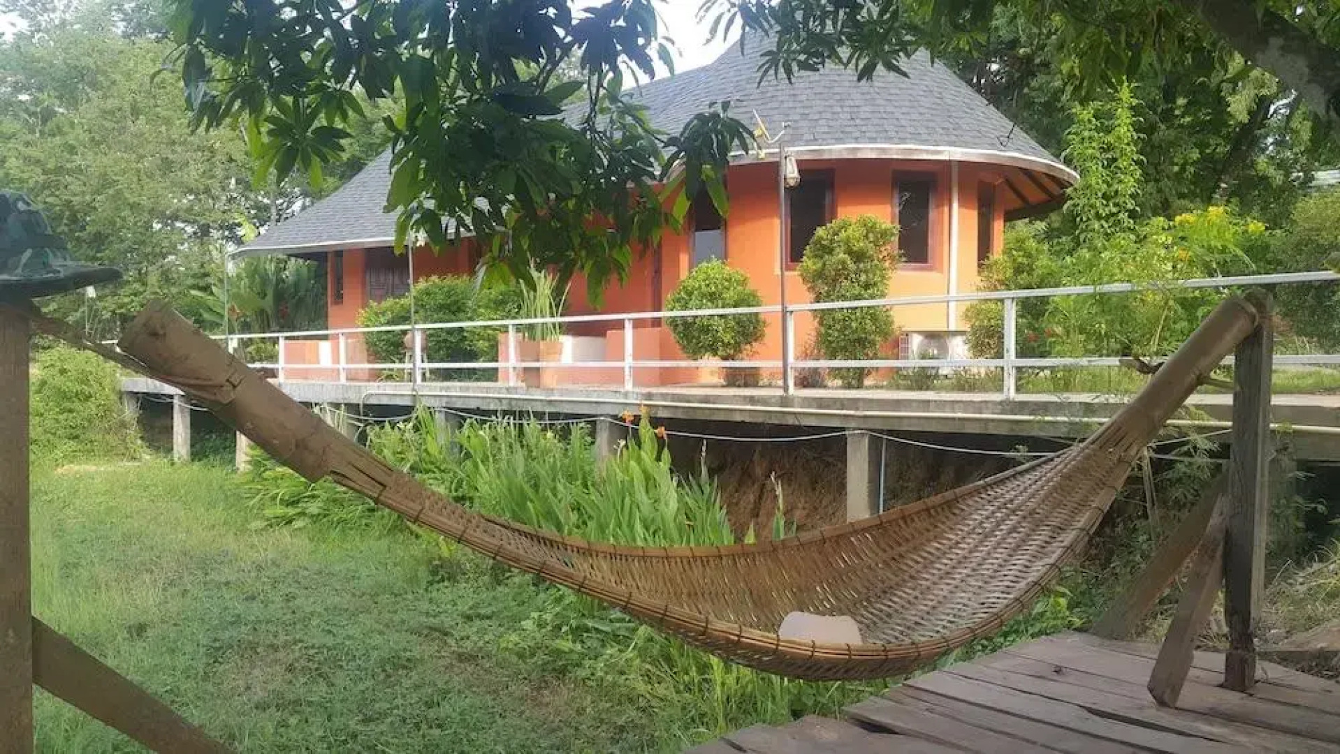 Khemmarat Baandin Resort