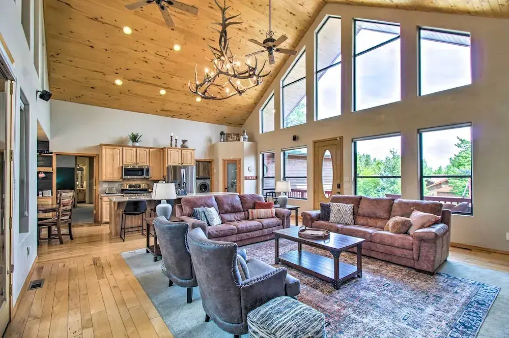 Hot Tub & Game Room: All-season Pinetop Cabin