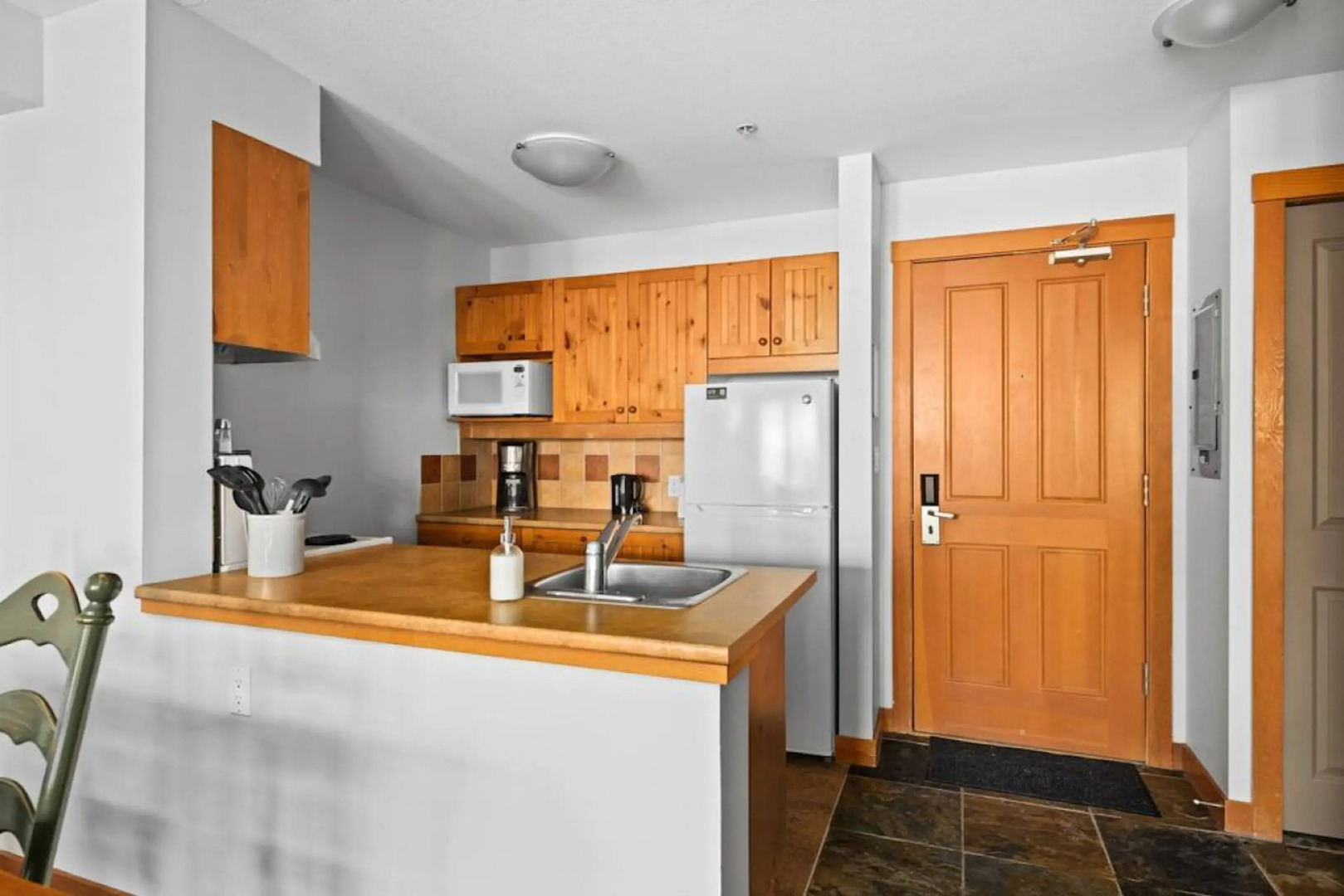 TOP FLOOR in Panorama Resort | TRUE Ski In/Out | Indoor Access to Pool & HotTubs