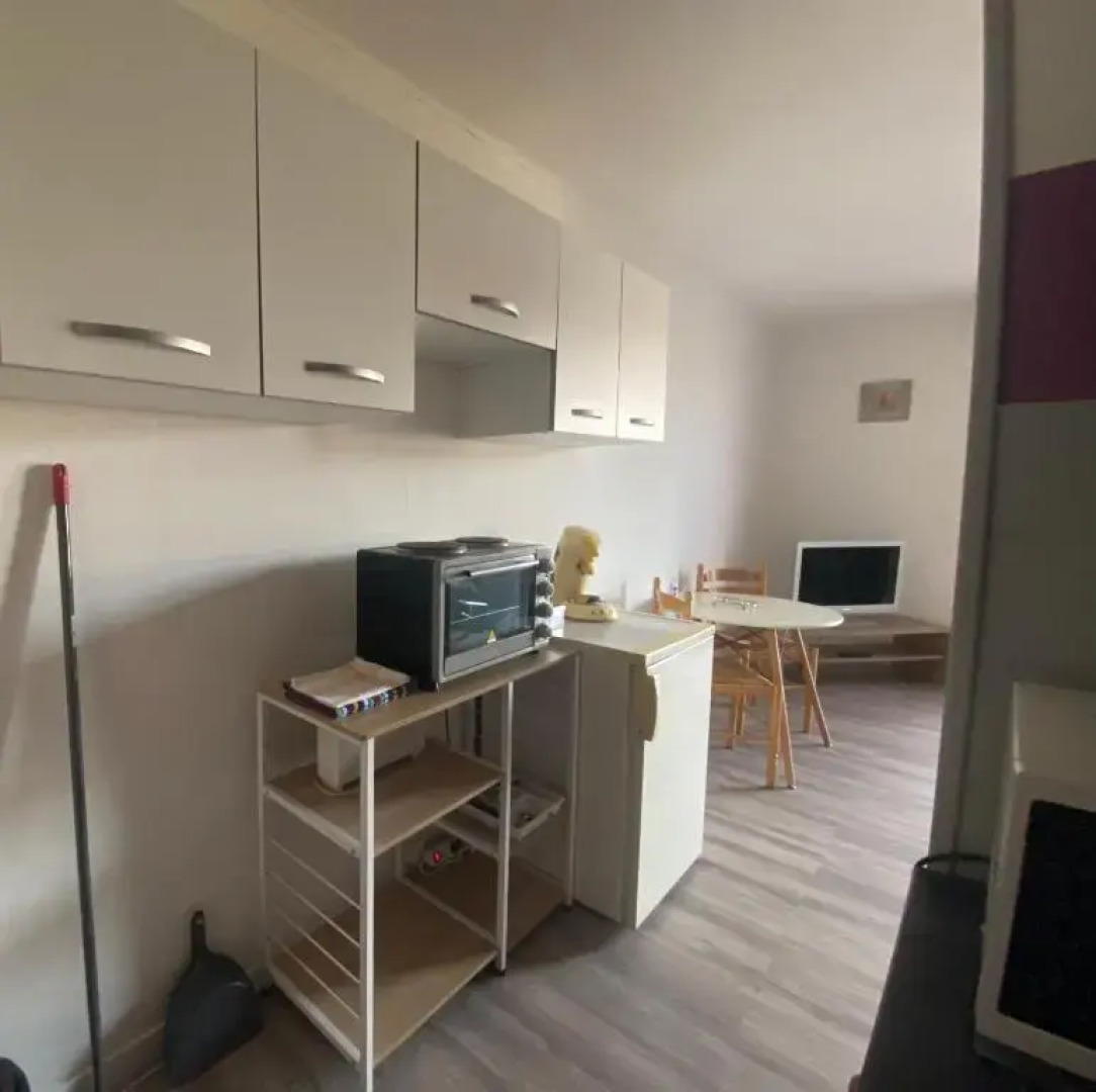 Grand studio avec balcon proche du centre ville