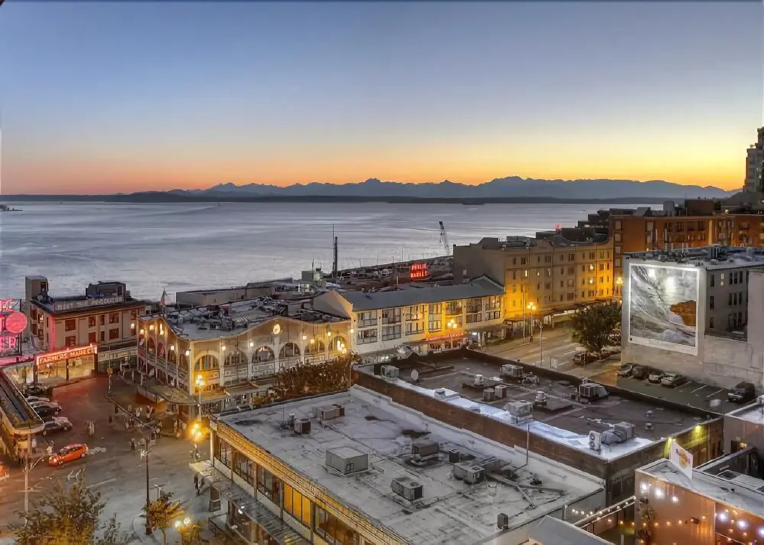 Newmark Elliott Bayview Luxury Suite - Two Bedroom Apartment with Balc