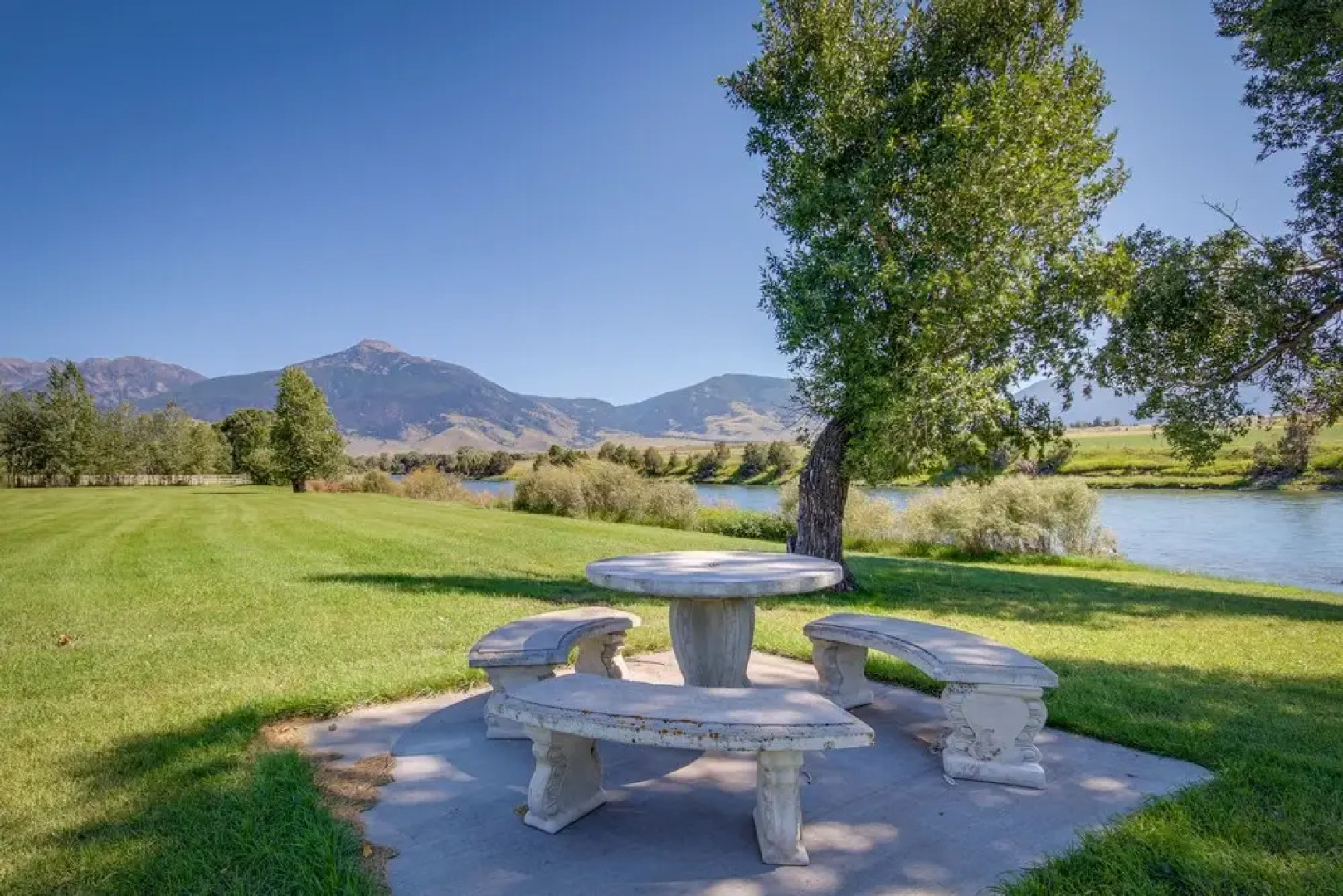 Riverfront Livingston House in Paradise Valley!