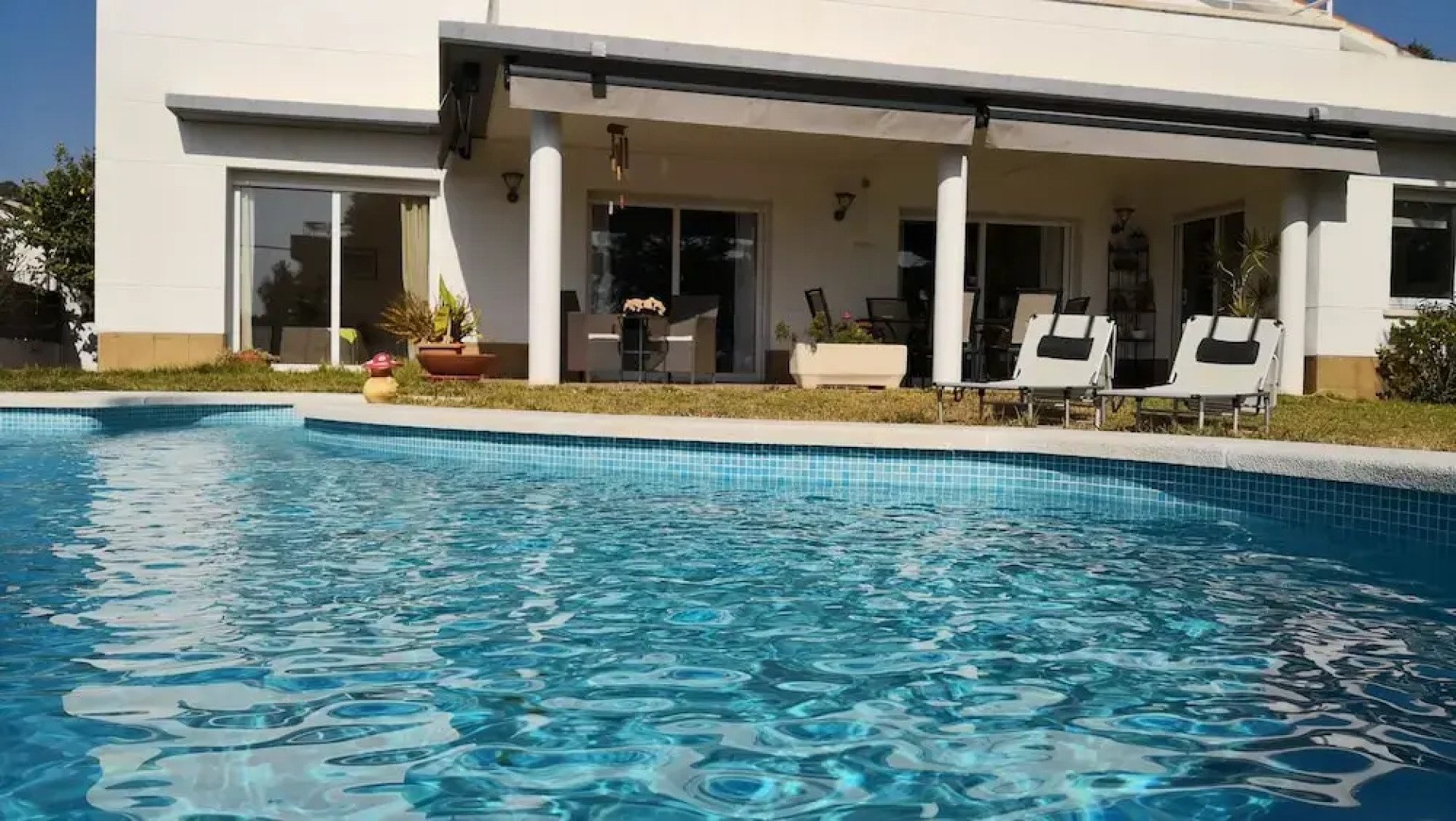 Villa familiar buhardilla piscina y BBQ