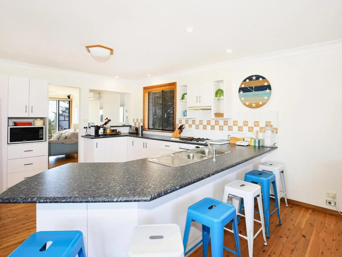 Shores - Pet-Friendly - 1 Min Walk to Beach