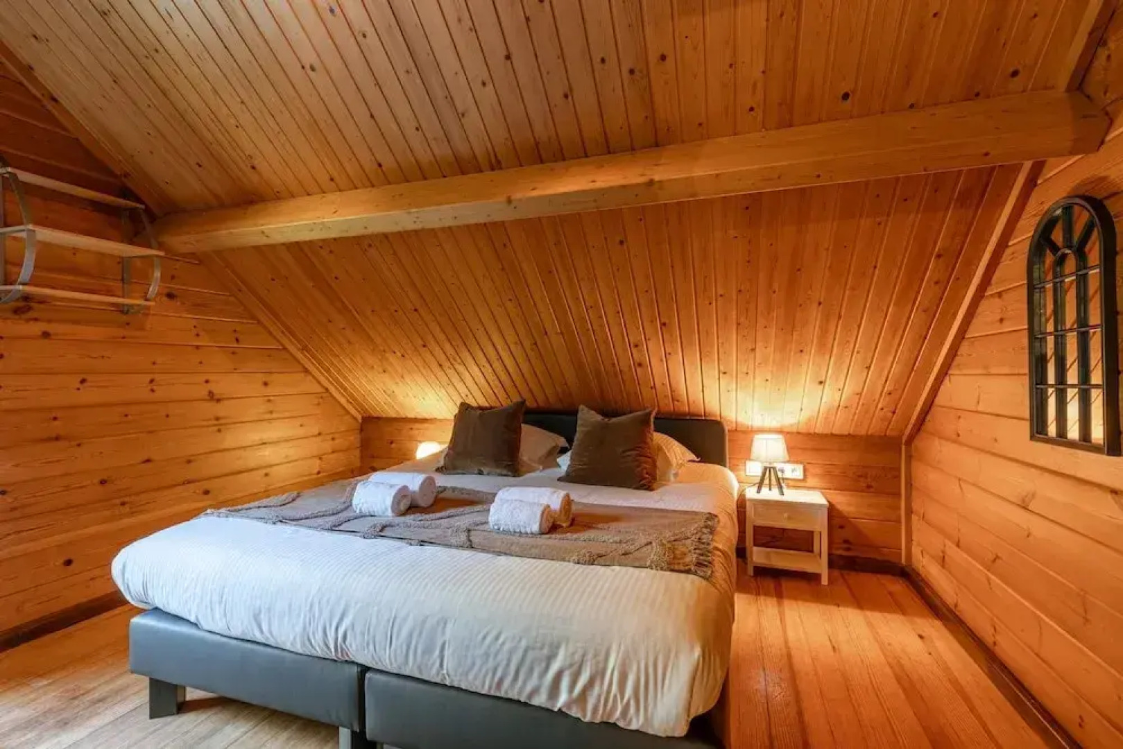 Huswell - Tranquil Retreat Cozy Chalet in the Heart of Urse