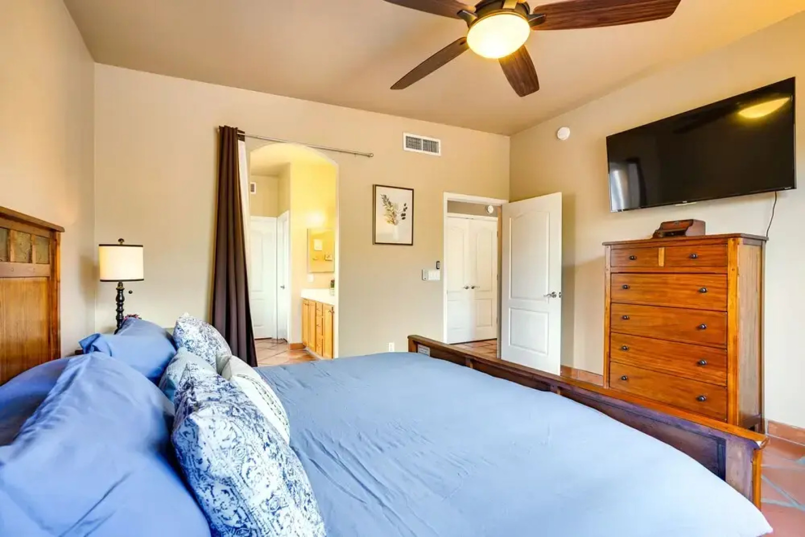 Luxury Tucson Retreat: Patio, Hot Tub & Fireplace