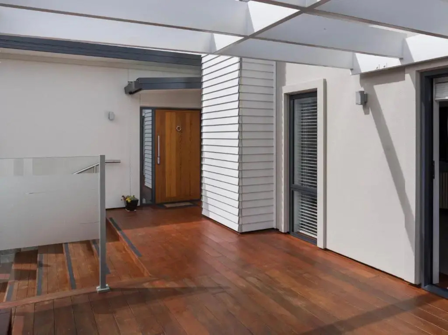 Poolside Retreat - Picton Holiday House Waikawa