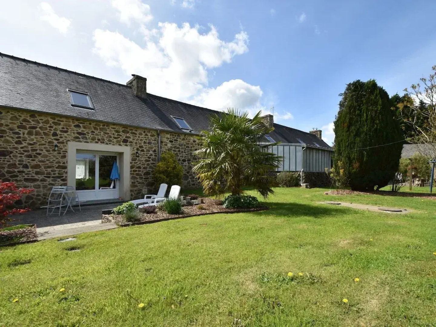 Pretty Cottage in La Chapelle-neuve Brittany With Jacuzzi