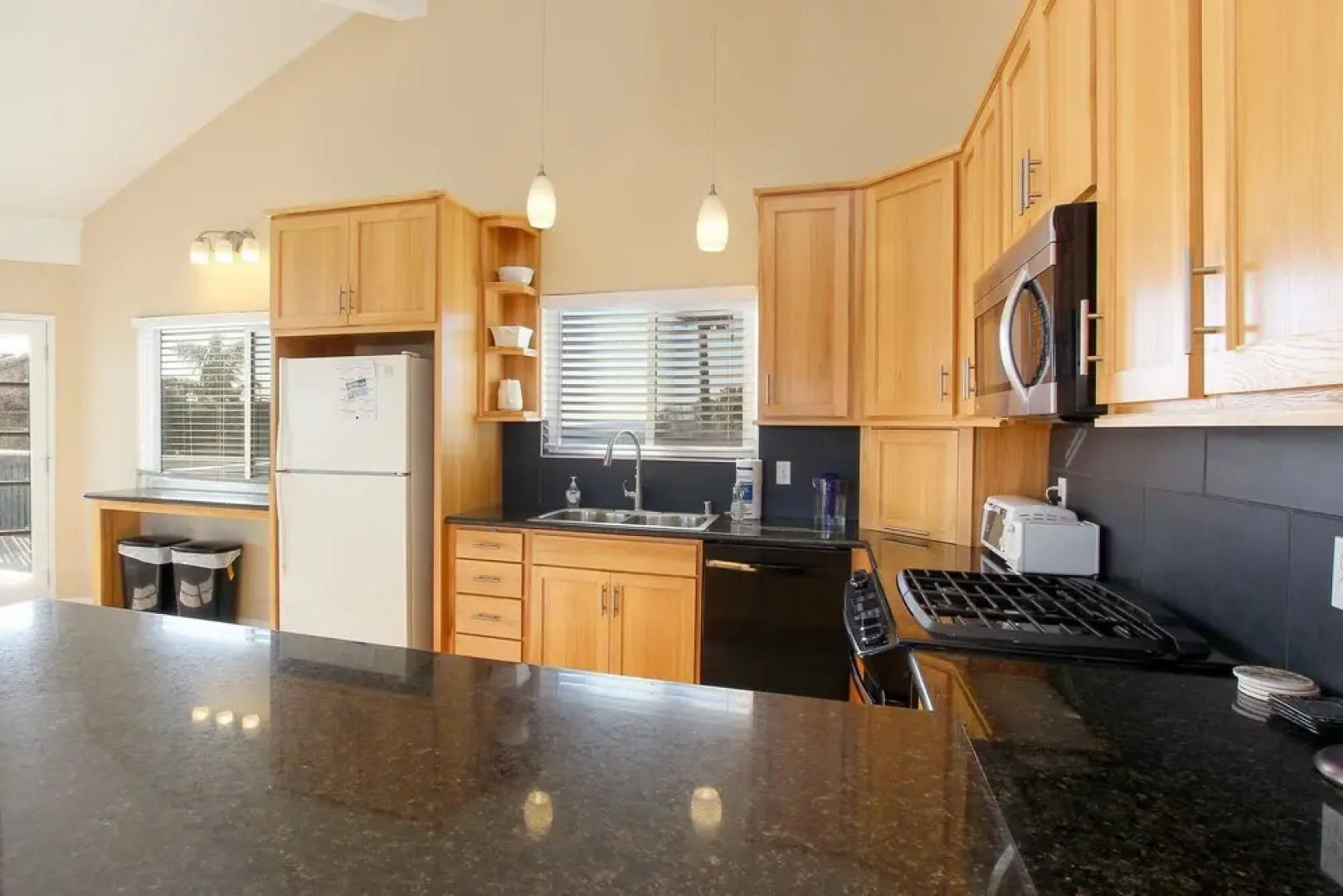 2br W/ Ocean Views - Steps To Beach 2 Bedroom Home