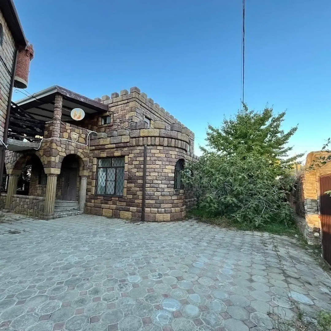 Замок у реки