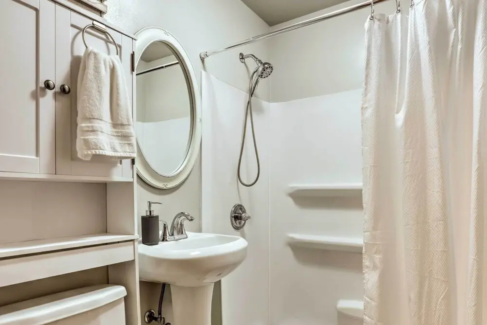 Pet-friendly Whitefish Bay Getaway w/ Large Yard!