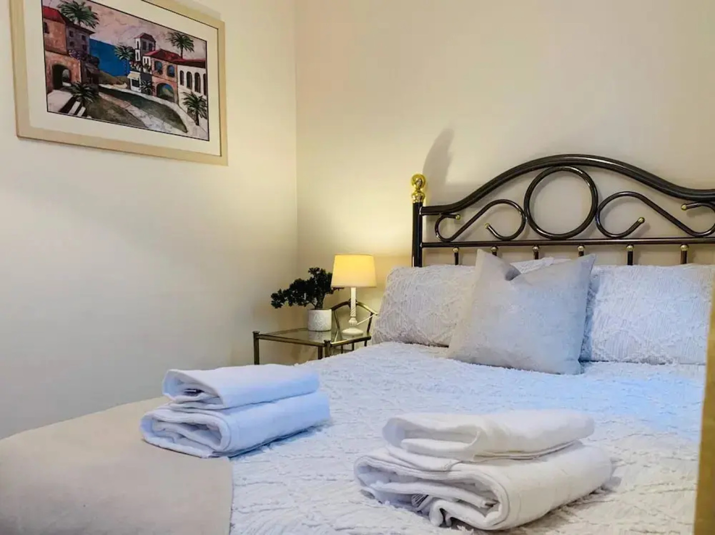 Waterside Townhouse With Balcony And Marina View