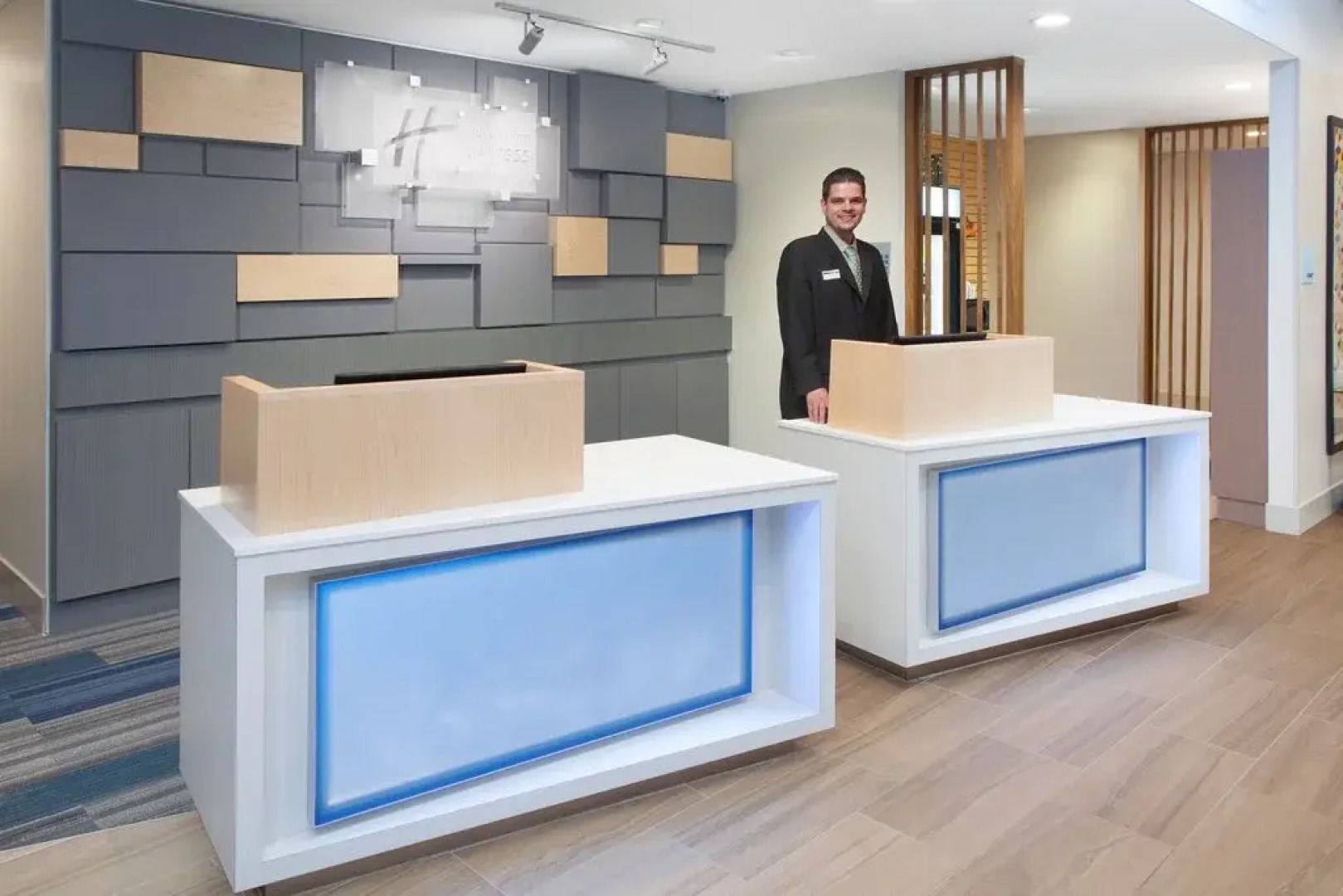 Holiday Inn Express & Suites Detroit - Farmington Hills by IHG