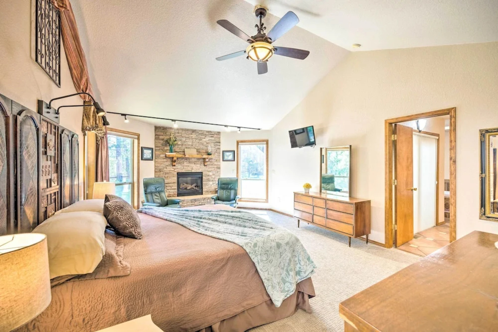 Serene Monument Sanctuary w/ Patio & Fire Pit!