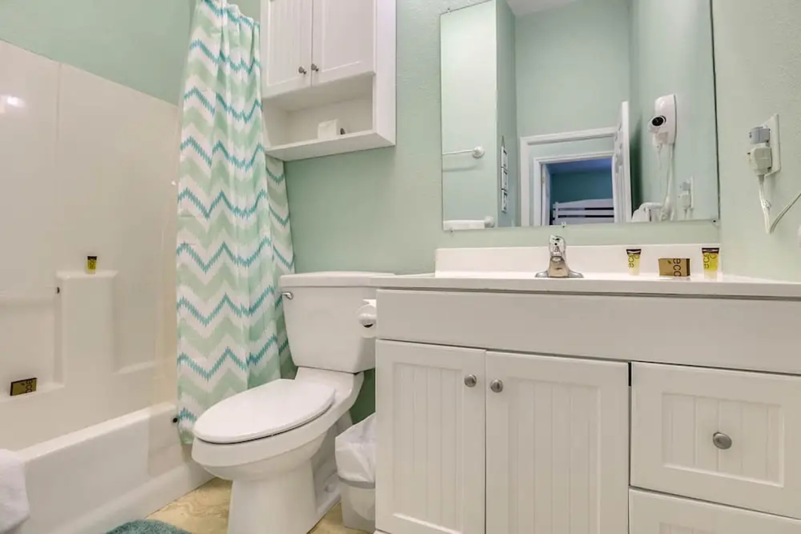 Group-Friendly Tarpon Springs Duplex by RedAwning