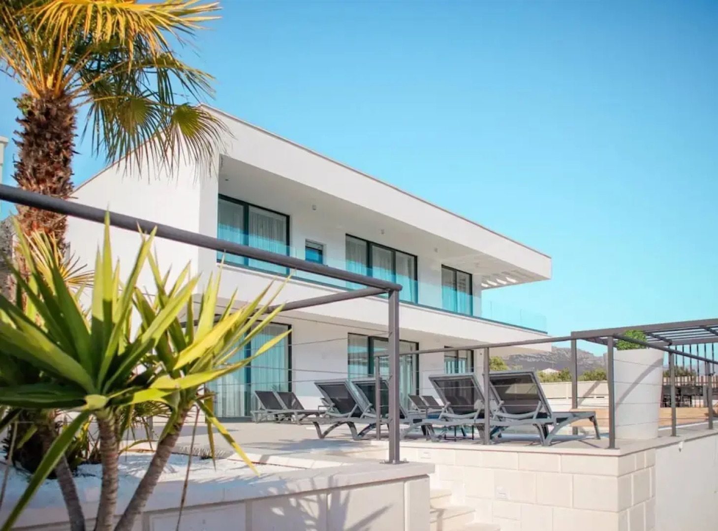 Sunset Serenity Villa With Pool, Gym and Sauna