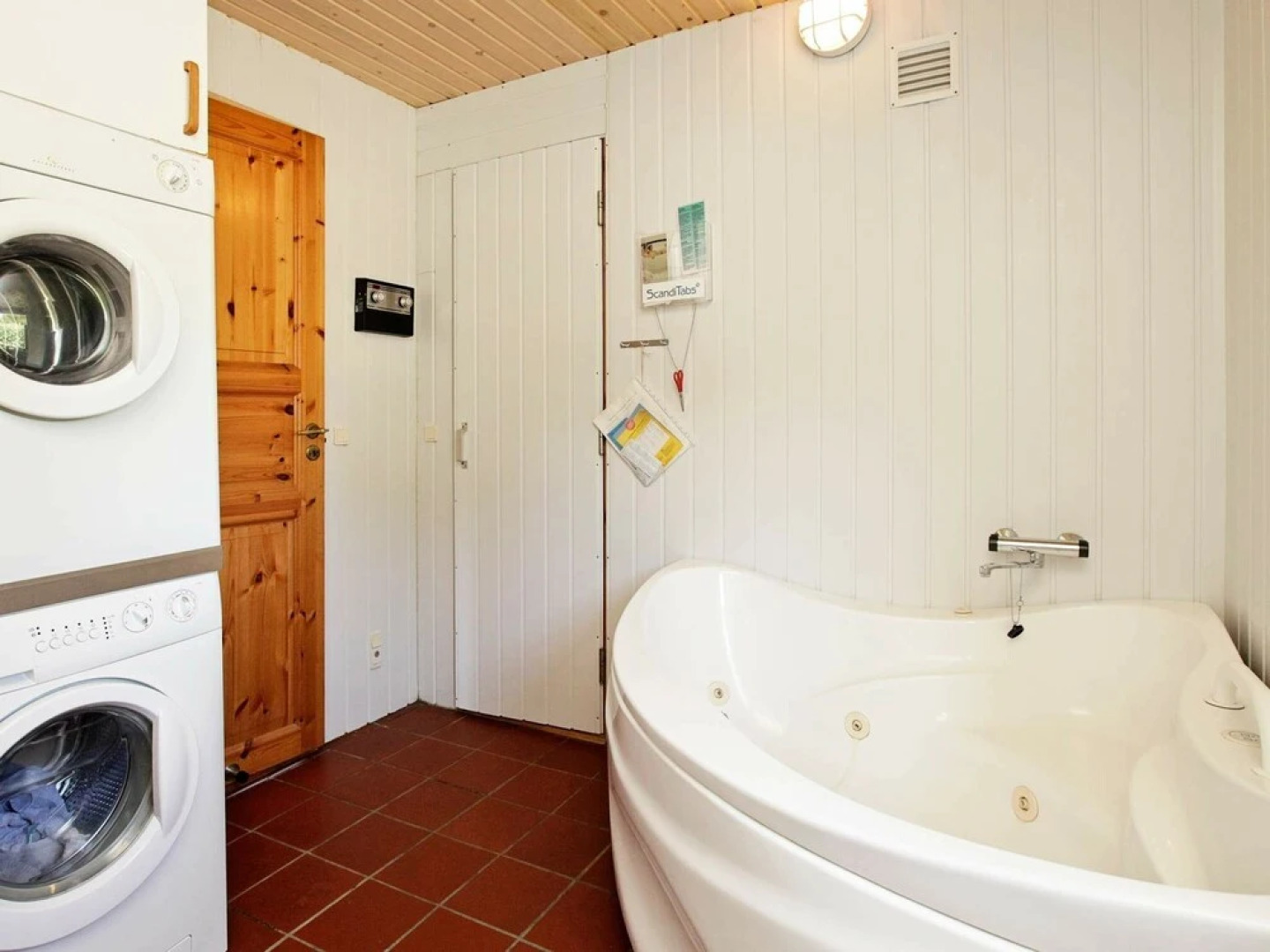 Modern Holiday Home in Humble With Sauna