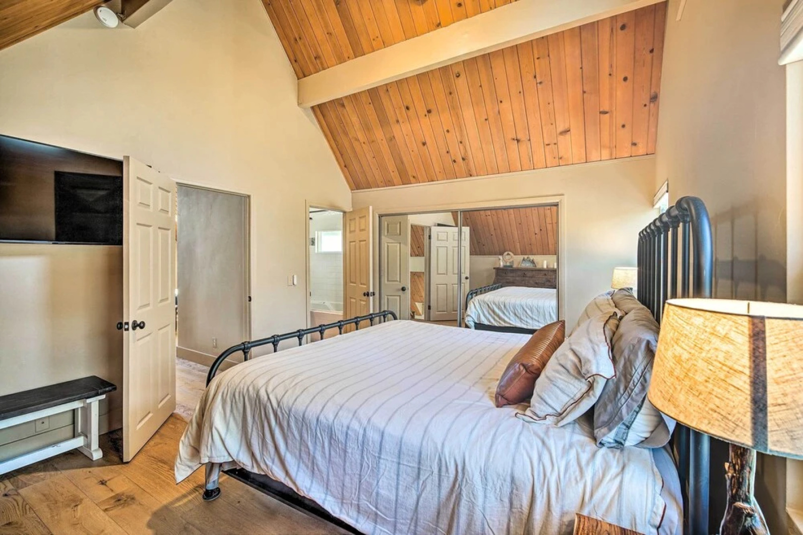 Lake Arrowhead Cabin w/ Balcony, Near Trails