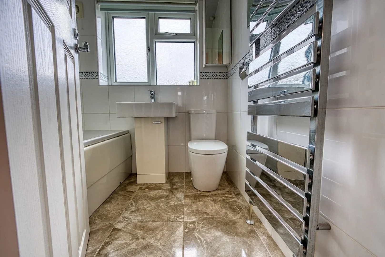 Modern 3 Bedroom 2 Bath Hse with Parking