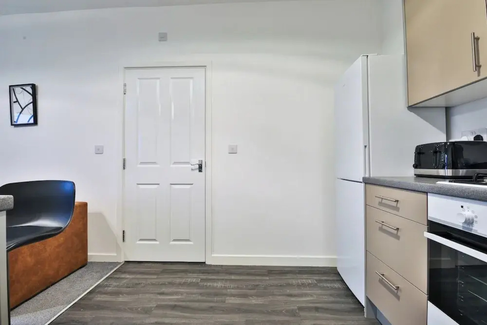 2 Bed Flat with Parking Near Waterfront