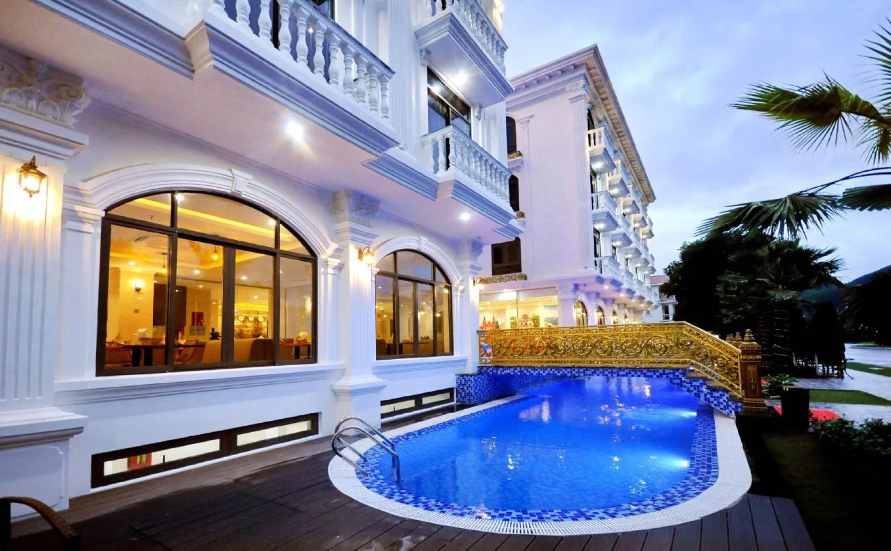 Crown Nguyen Hoang Hotel