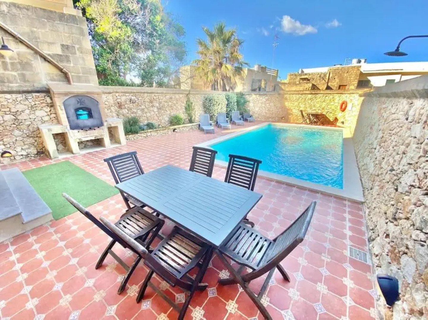 Villa Rossa Gozo - 5 bedroom ensuite with pool & jacuzzi