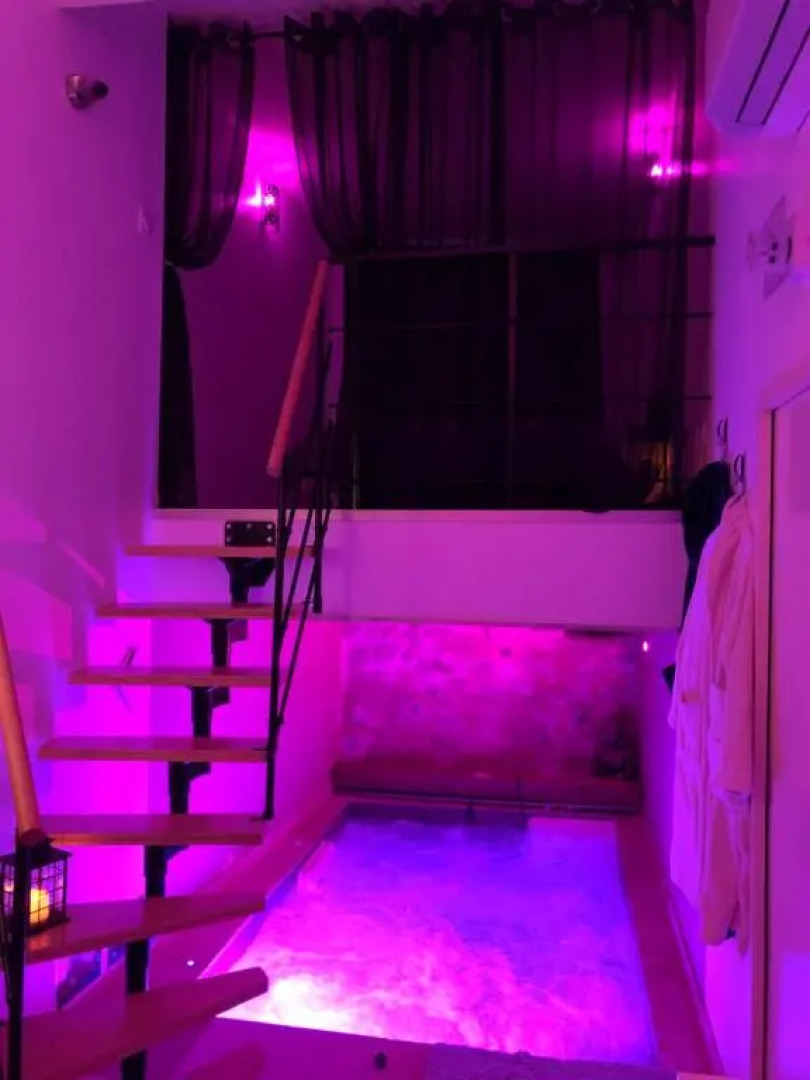 Appartement Love room avec jacuzzi et hammam privatisé Lieu insolite en amoureux Spa détente assurée avec de doux massages