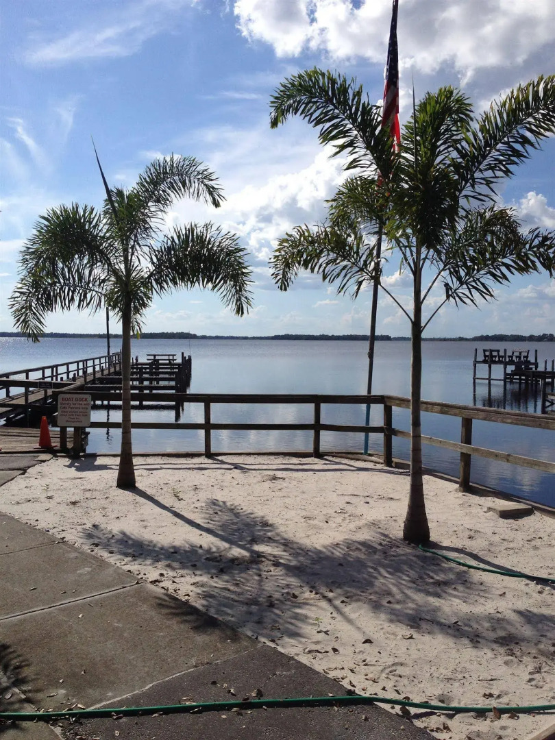 Lakeside Inn and Cafe