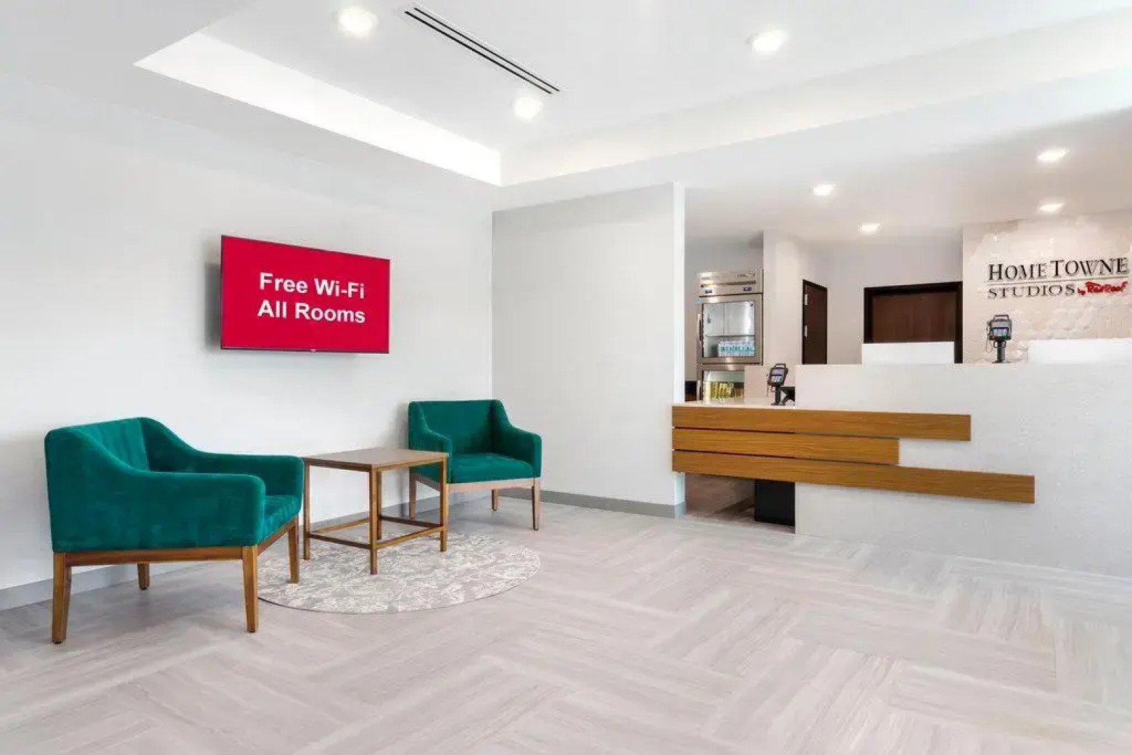 HomeTowne Studios by Red Roof Tampa - Airport