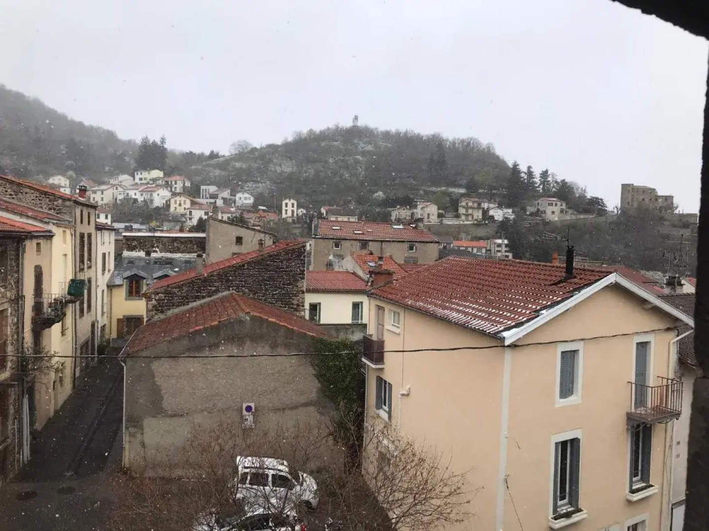 Super Studio refait à neuf proche des commerces