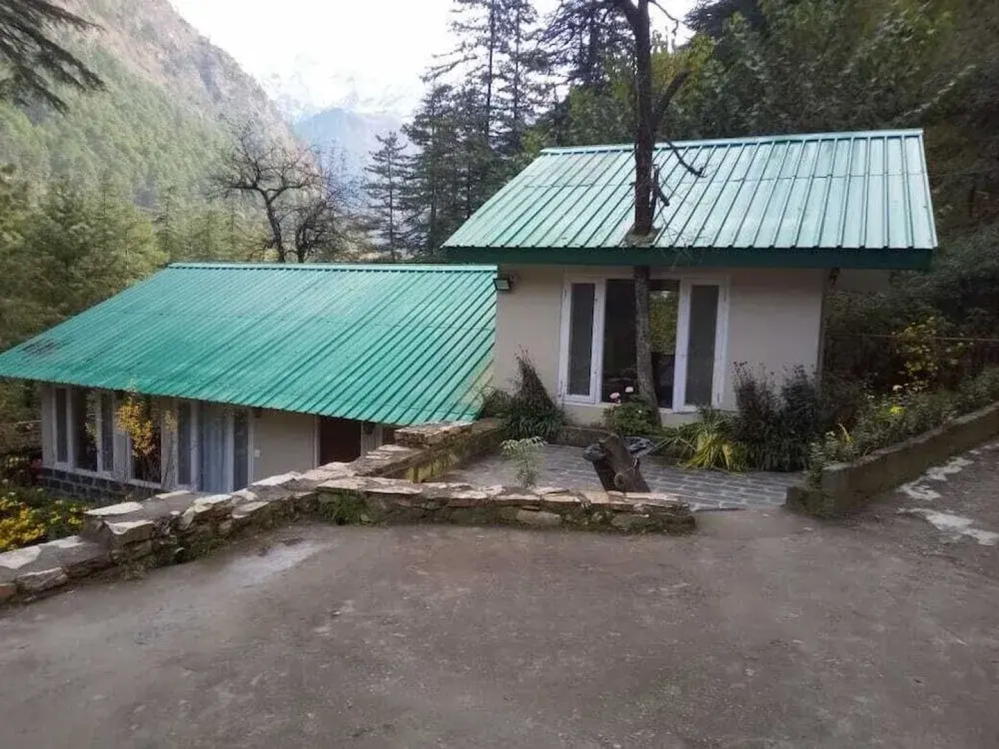 Asaka Himalayan Inspiration lodge Kasol