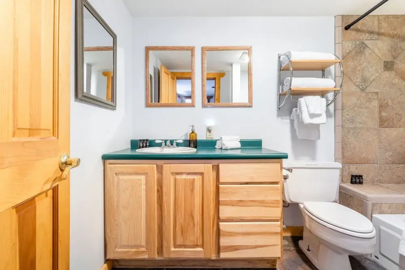Treetop by AvantStay Rustic Secluded Cabin w Views in Summit Park