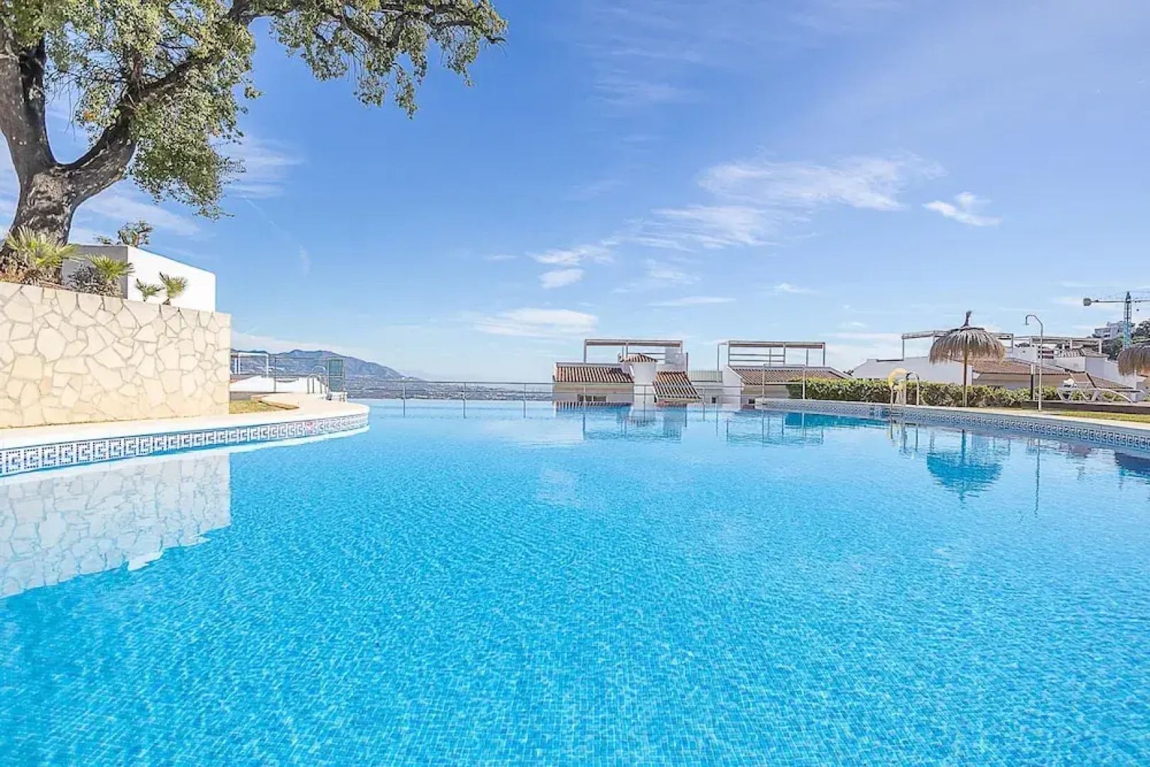 Apt Mairena Forest sea View & Pool