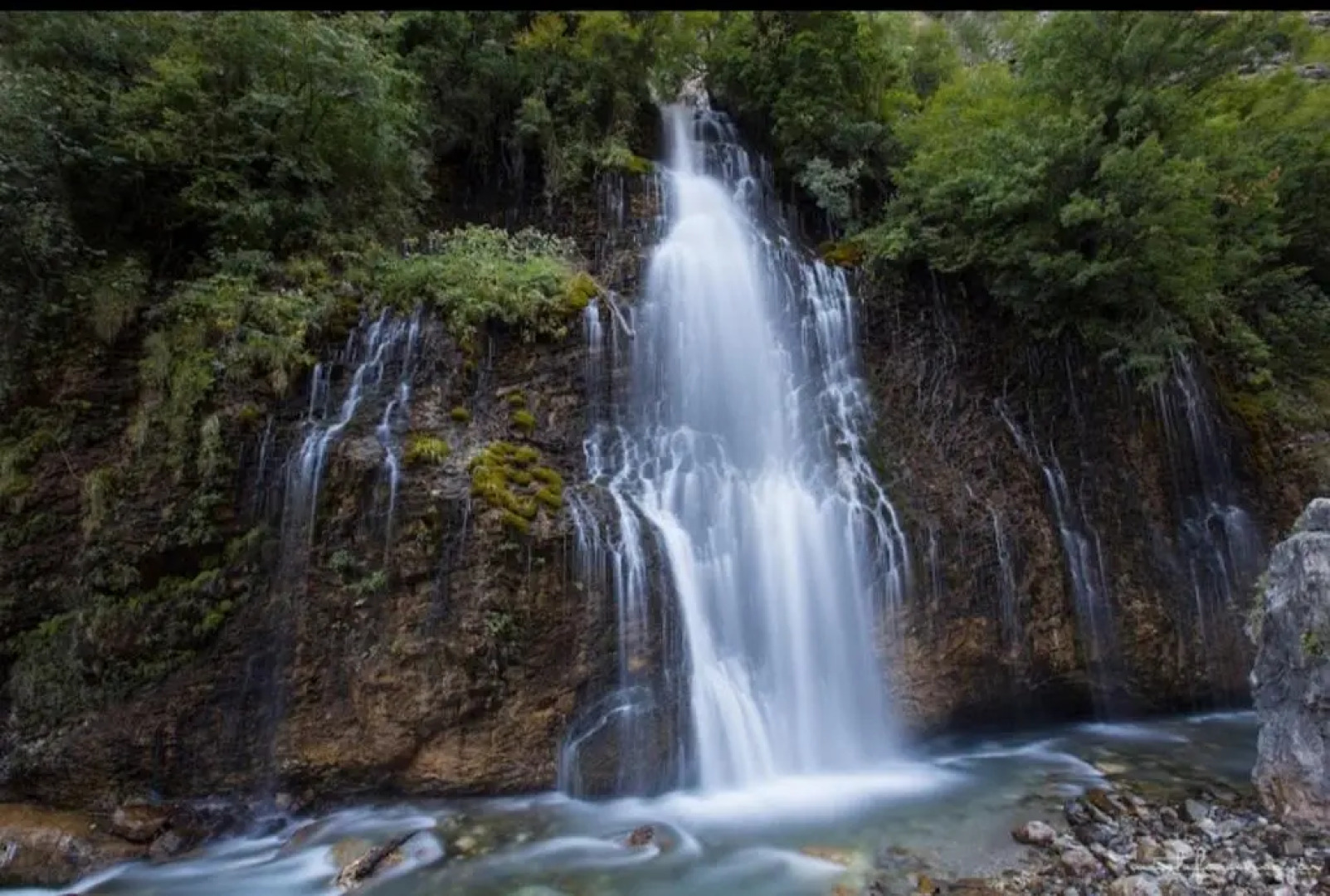 Kapuzbaşı Şelalesi Baştürk dinlenme tesisleri