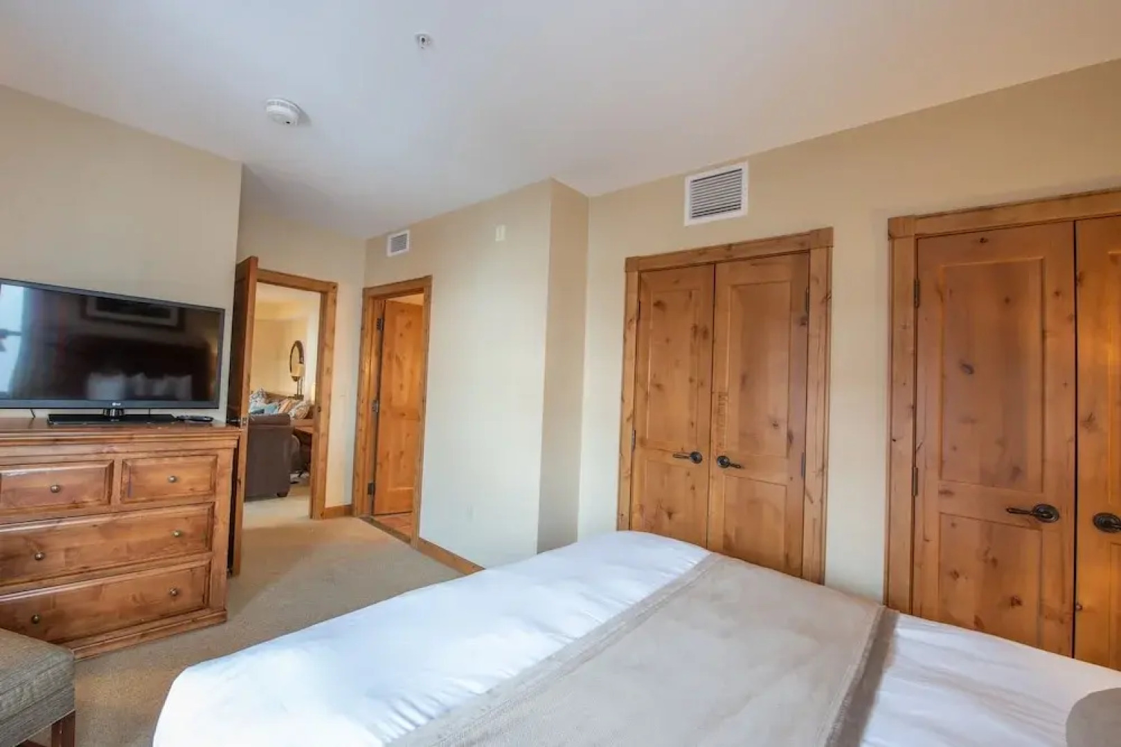 Comfortable 1 Bedroom Slopeside Condo - No Cleaning Fee! by RedAwning