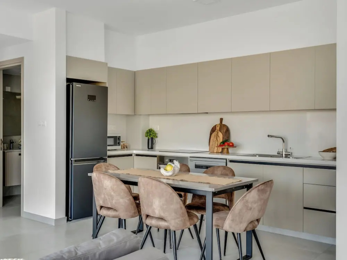 Sanders Elgio - Pleasant 2-bdr Apt w Balcony