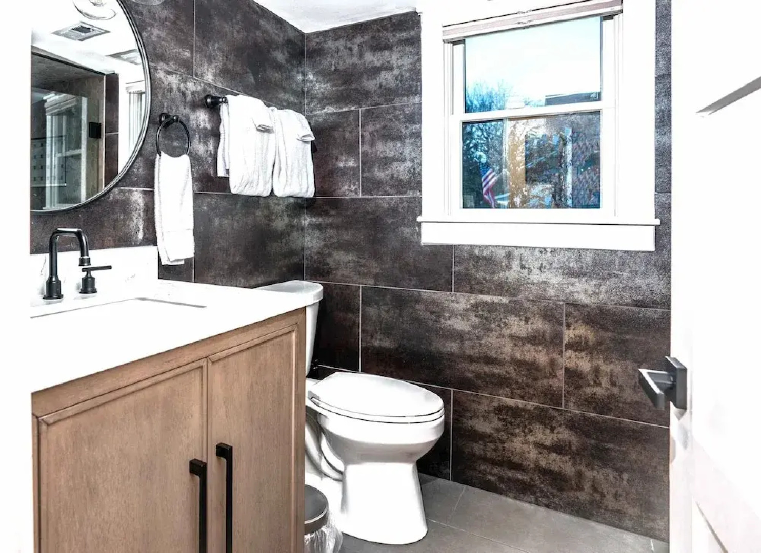 Gatsby Theme Near Downtown w Game Room, EV Charger