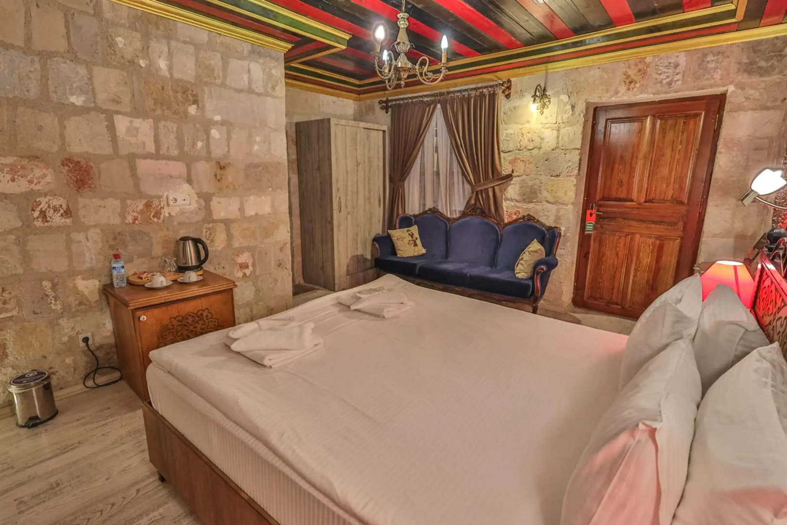 Bedrock Cave Hotel - Adults Only
