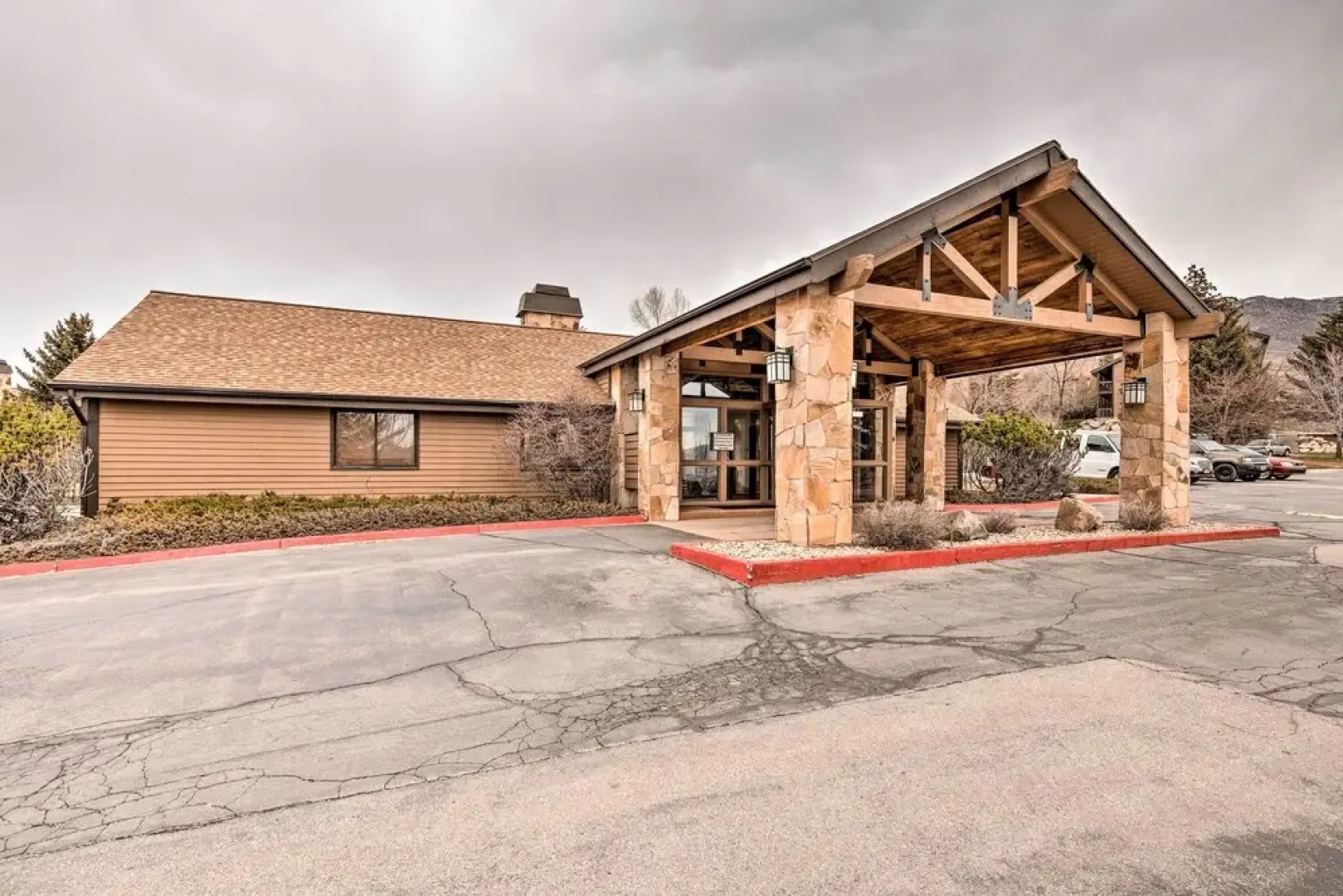 Chic Eden Condo w/ Pool Access < 5 Mi to Ski!