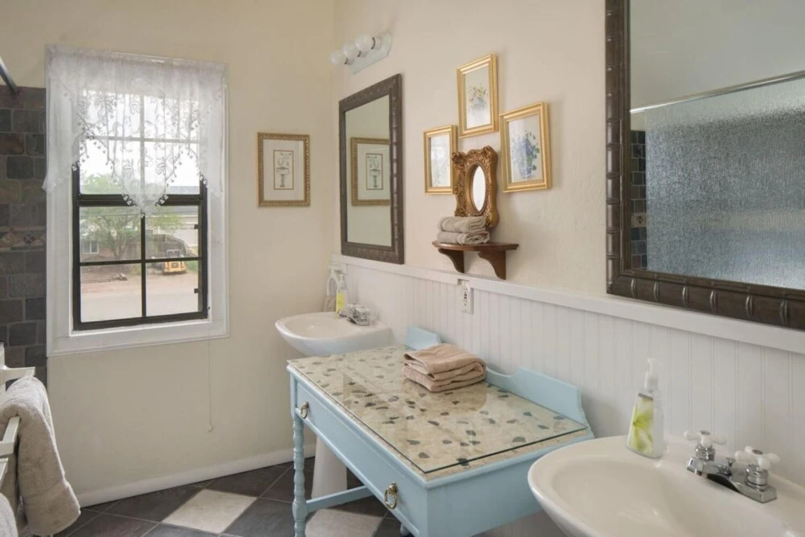 Quarter Horse Inn / Orchid Room