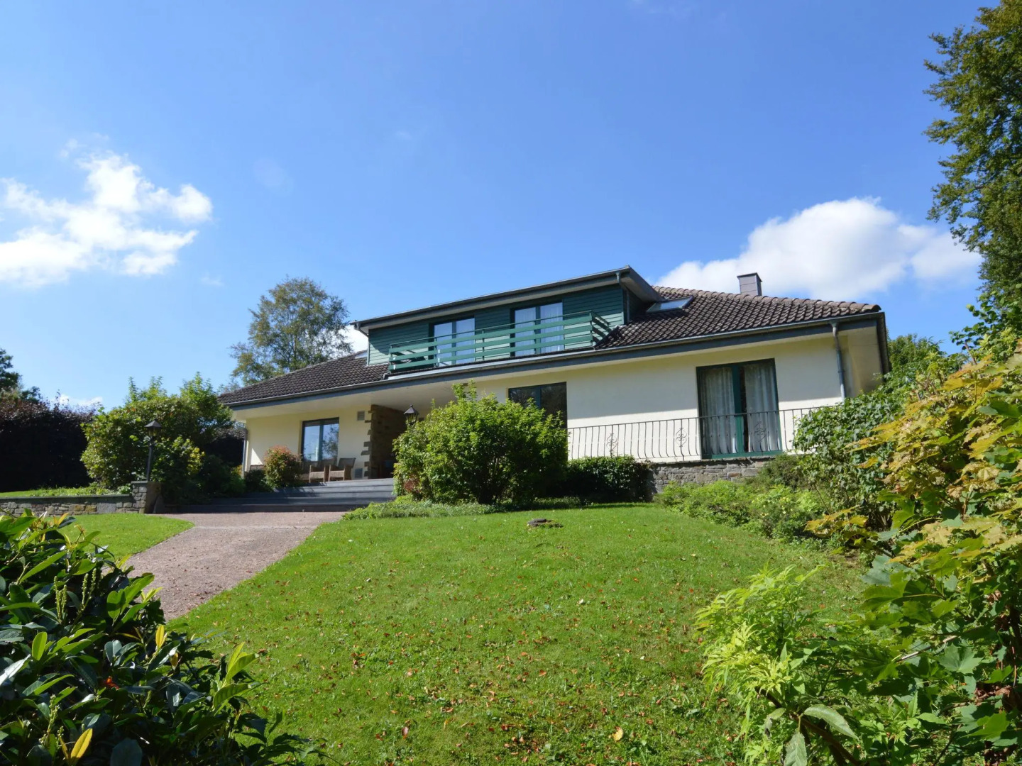 Scenic Villa Near Lake View