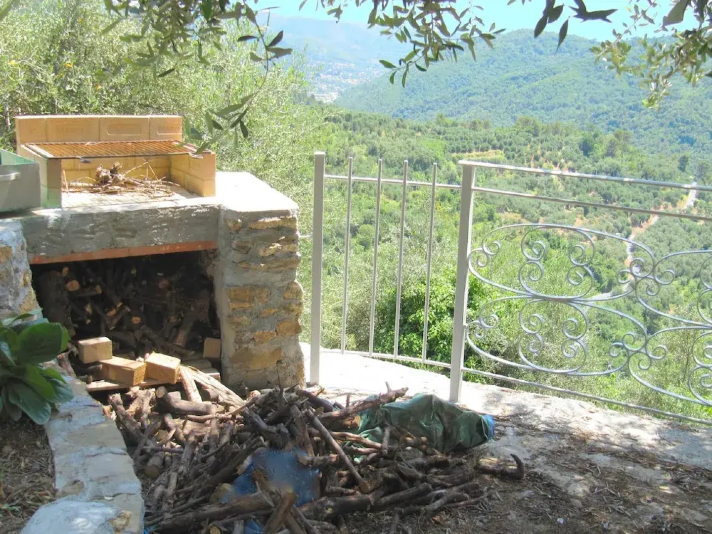 House Overlooking the Valley With a Barbecue on the Cool and Breezy Terrace