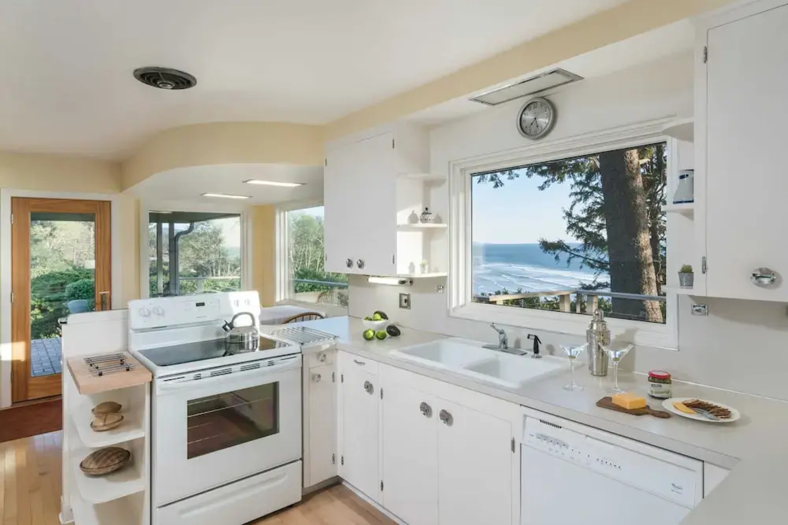 The Purcell House by Avantstay Surrounded in Lush Greenery w/ Large Yard & Ocean Views