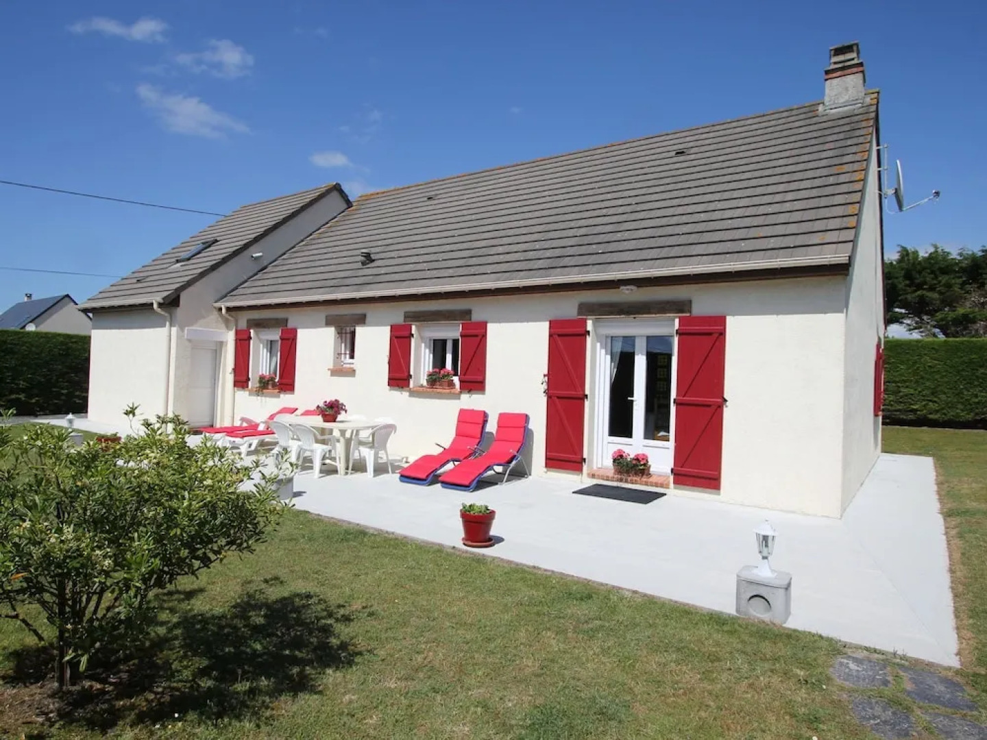 Attractive, detached holiday home, situated at only 300 m from the sea and the sandy beach.