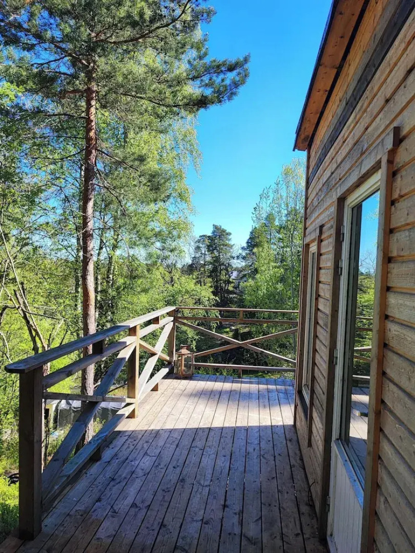 Sea-view Cottage High up in the Trees