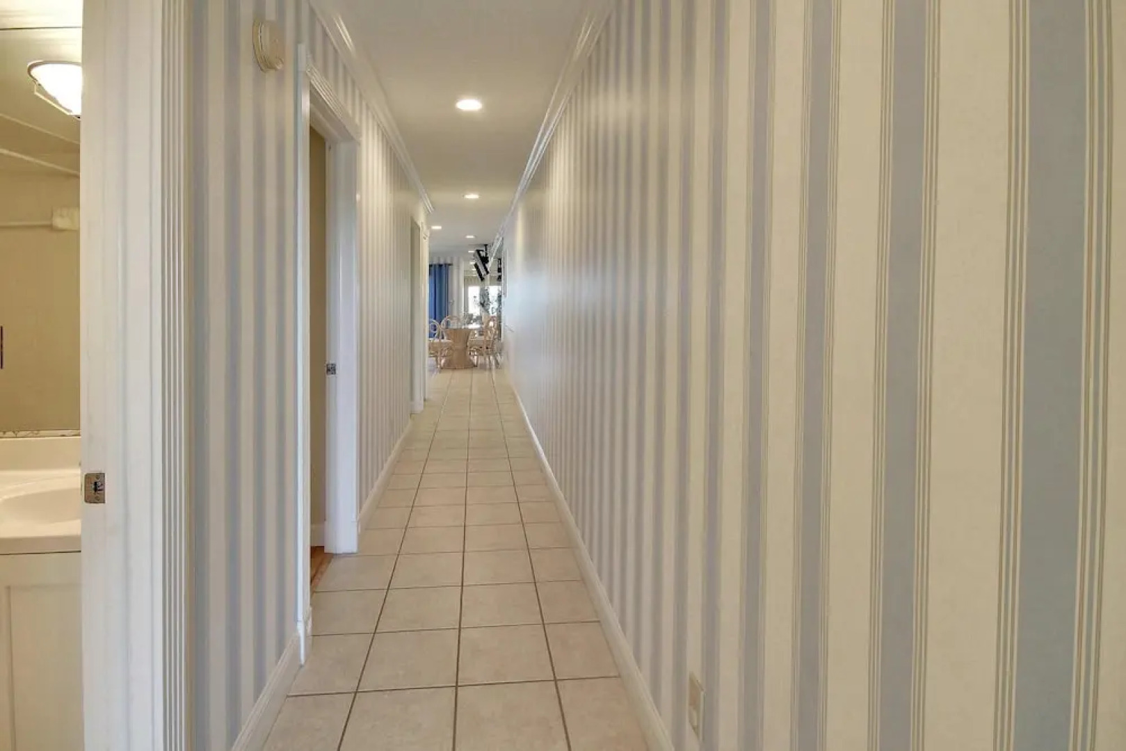 Sunset Villas 3 Million $ Views/2 Balconies/bbq/pool